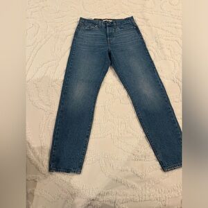 Levi’s Wedgie Icon Fit Ankle Womens Jeans
Color: Oxnard Edge
Size: 27